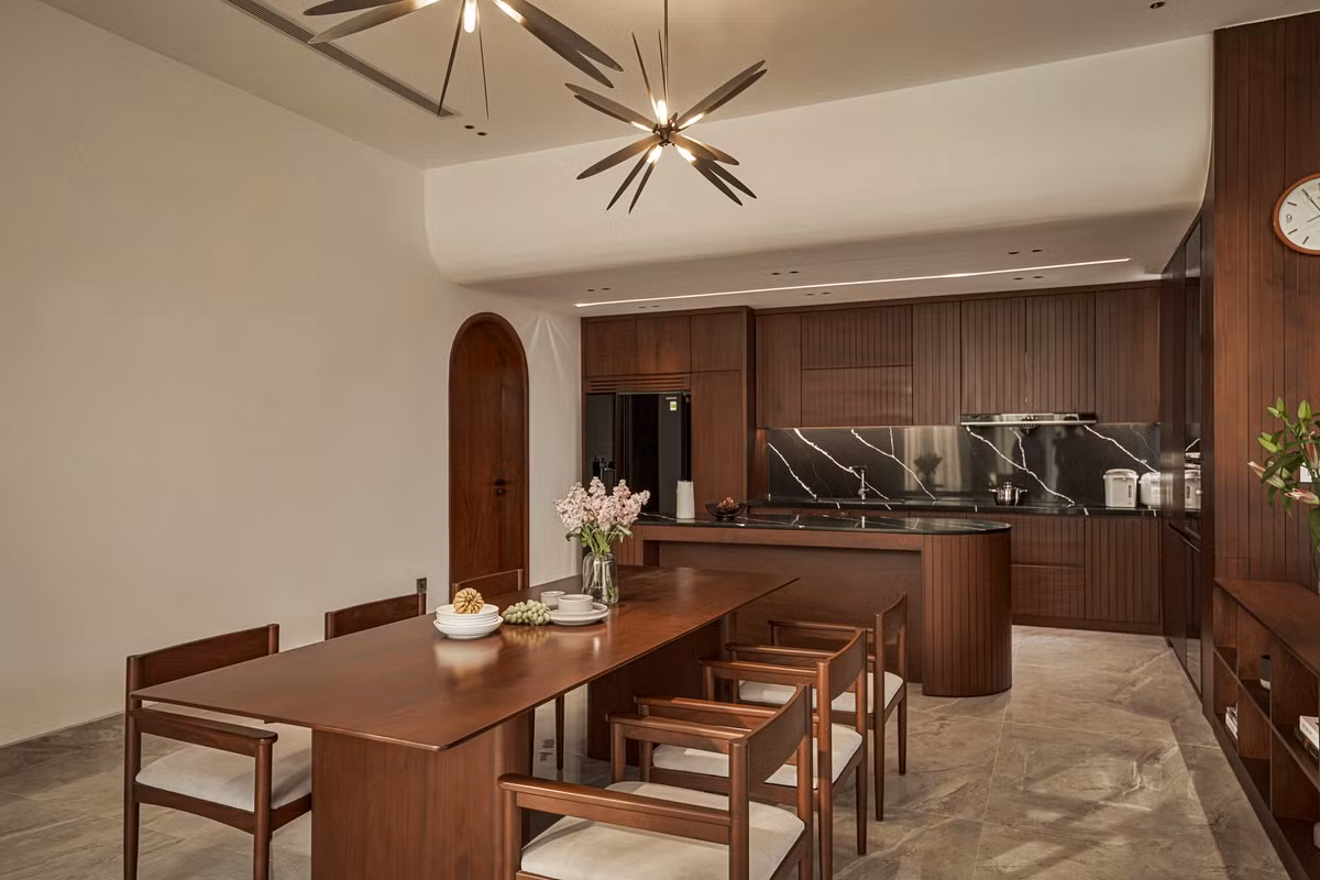 Hệ tủ bếp bố trí âm bên trong để không gian thêm gọn gàng, thoáng đãng.