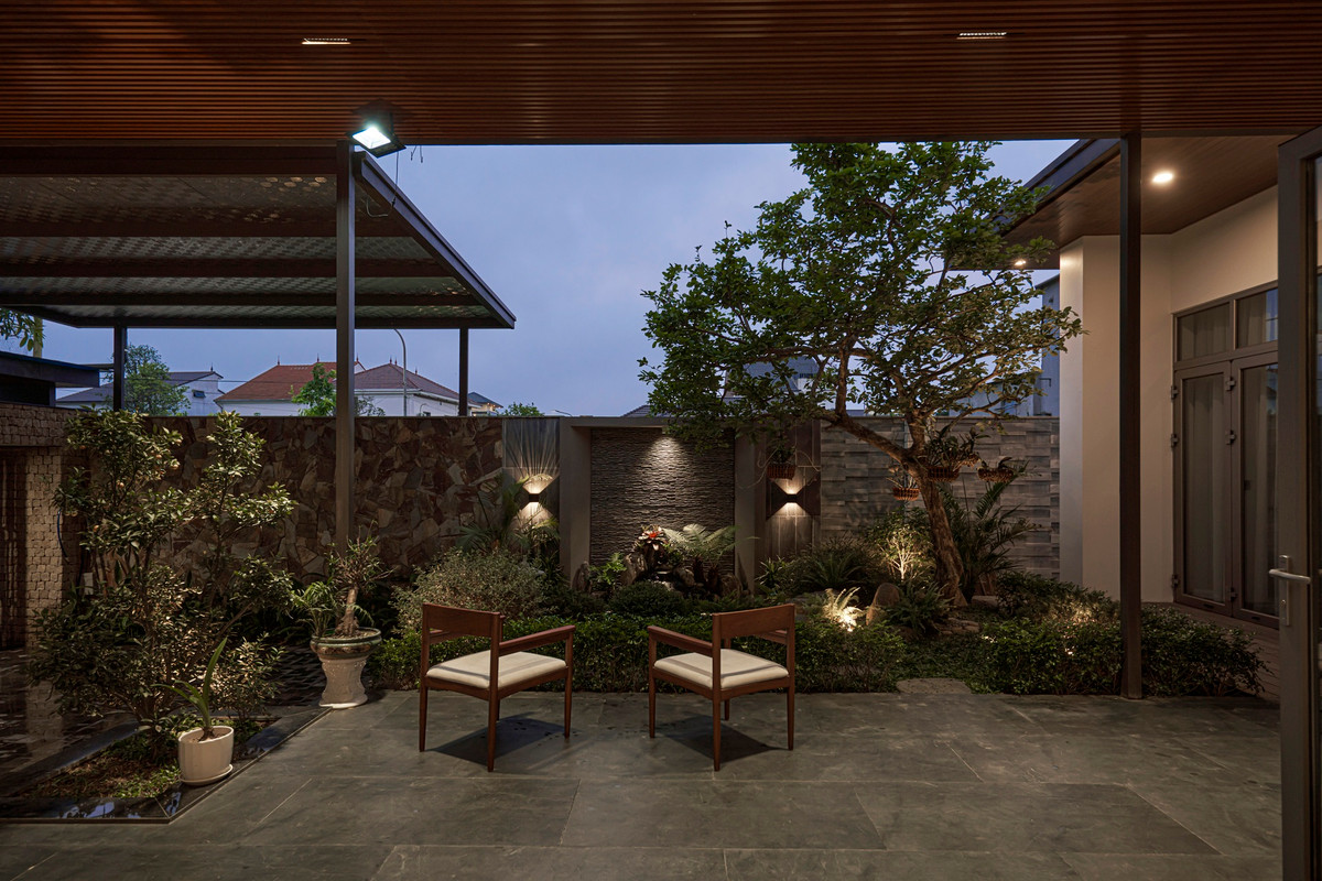 Buổi tối các khối kiến trúc, cảnh quan của ngôi nhà hiện lên càng lung linh, nhờ hệ thống chiếu sáng được bố trí một cách hợp lý.