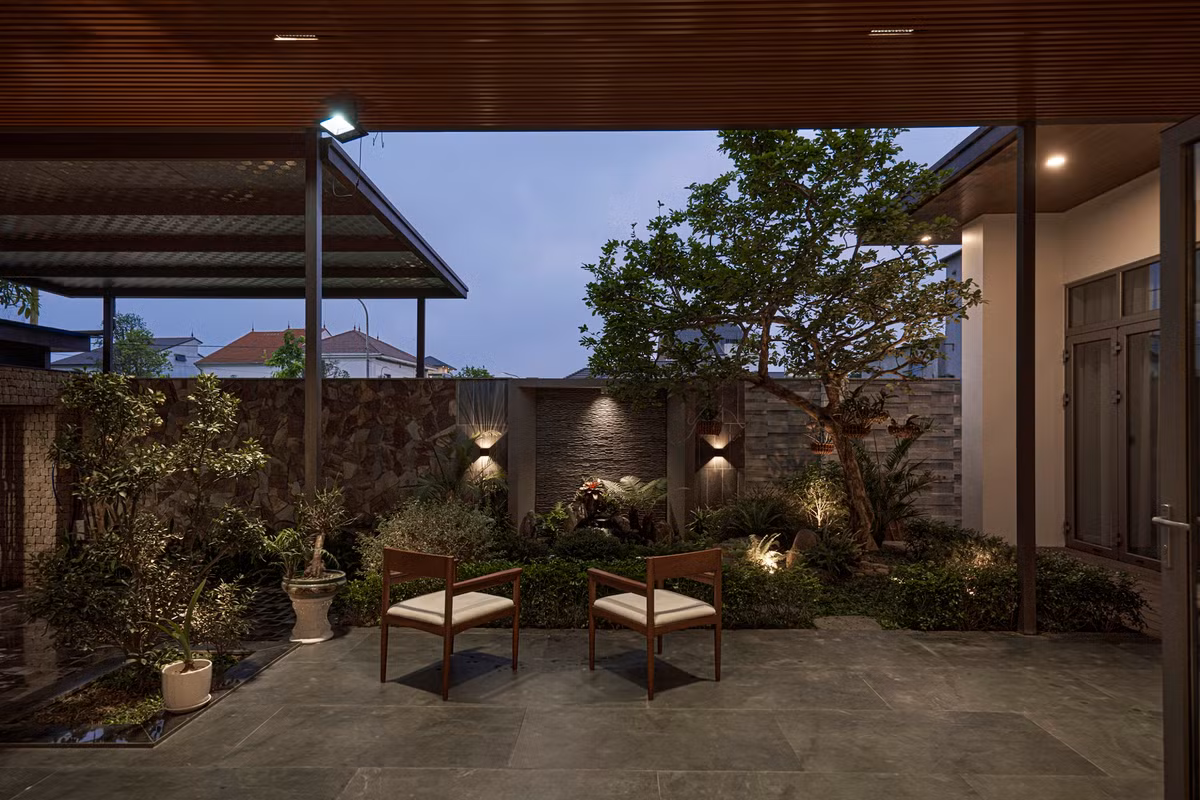 Buổi tối các khối kiến trúc, cảnh quan của ngôi nhà hiện lên càng lung linh, nhờ hệ thống chiếu sáng được bố trí một cách hợp lý.