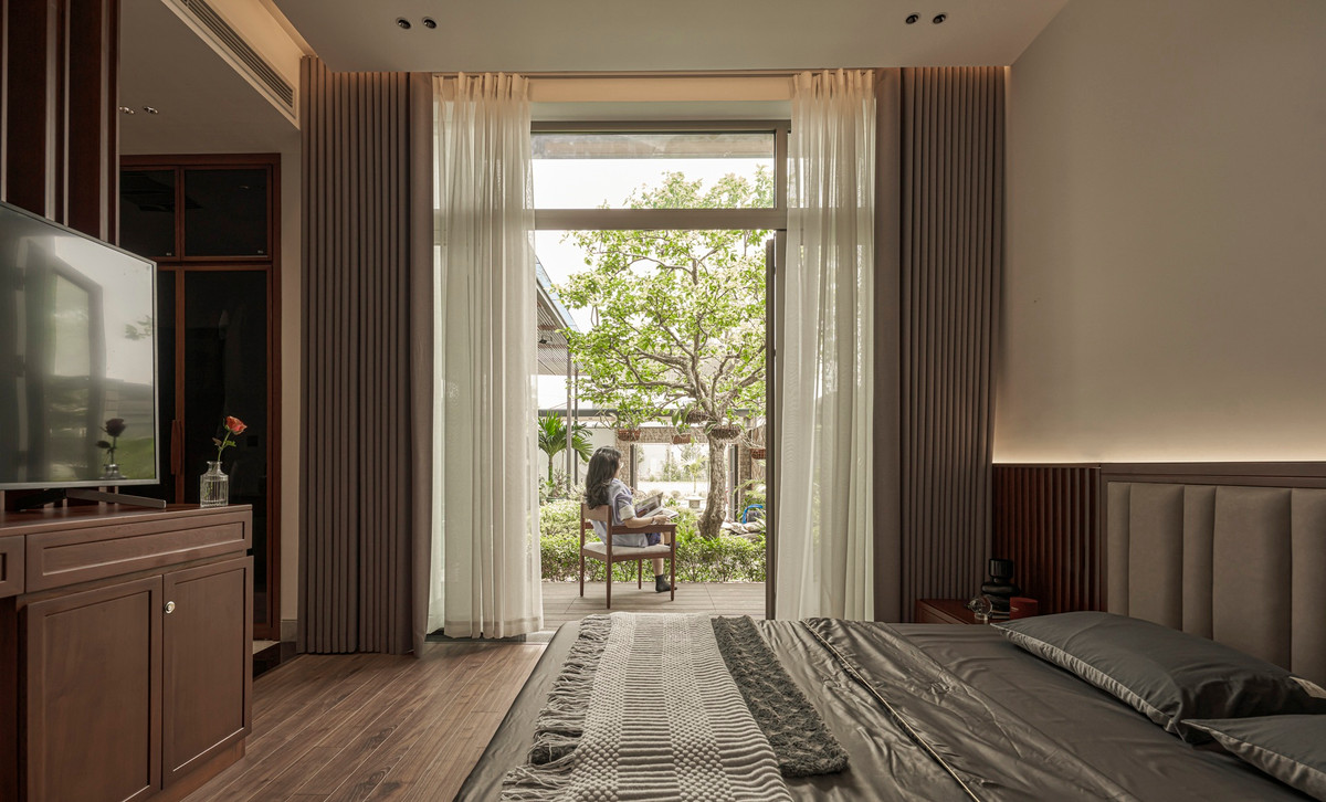 Phòng ngủ chính có cánh cửa kính lớn thông ra vườn, hồ cá, tạo cảm giác như một khu nghỉ dưỡng - nơi gia chủ có thể đọc sách, thưởng trà mỗi sáng bình minh.