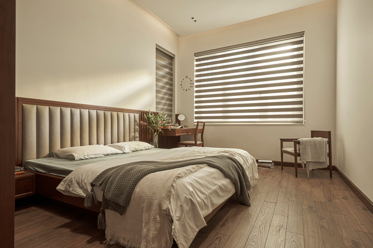 Phòng ngủ ngập tràn ánh sáng tự nhiên, với tông màu gỗ ấm áp mùa đông, mát mẻ vào mùa hè.