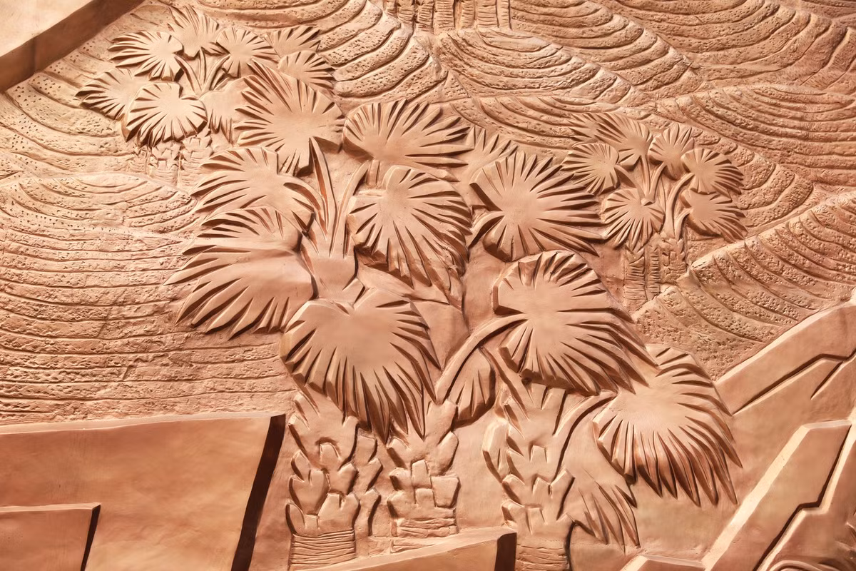 Cảnh rừng cọ, đồi chè đặc trưng của vùng trung du Phú Thọ trên bức phù điêu. Công trình này do Quân uỷ Trung ương - Bộ Quốc phòng xây tặng, trị giá 50 tỷ đồng.