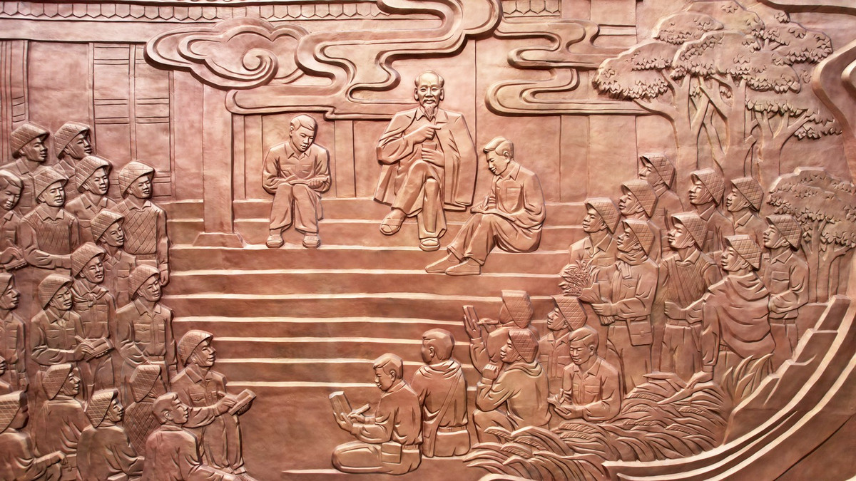 Tranh mô tả cuộc nói chuyện của Bác Hồ với Đại đoàn quân Tiên Phong trước khi những người lính về tiếp quản Thủ đô năm 1954. Cuộc nói chuyện diễn ra trên bậc thềm đền Giếng, thuộc khu di tích lịch sử Đền Hùng.