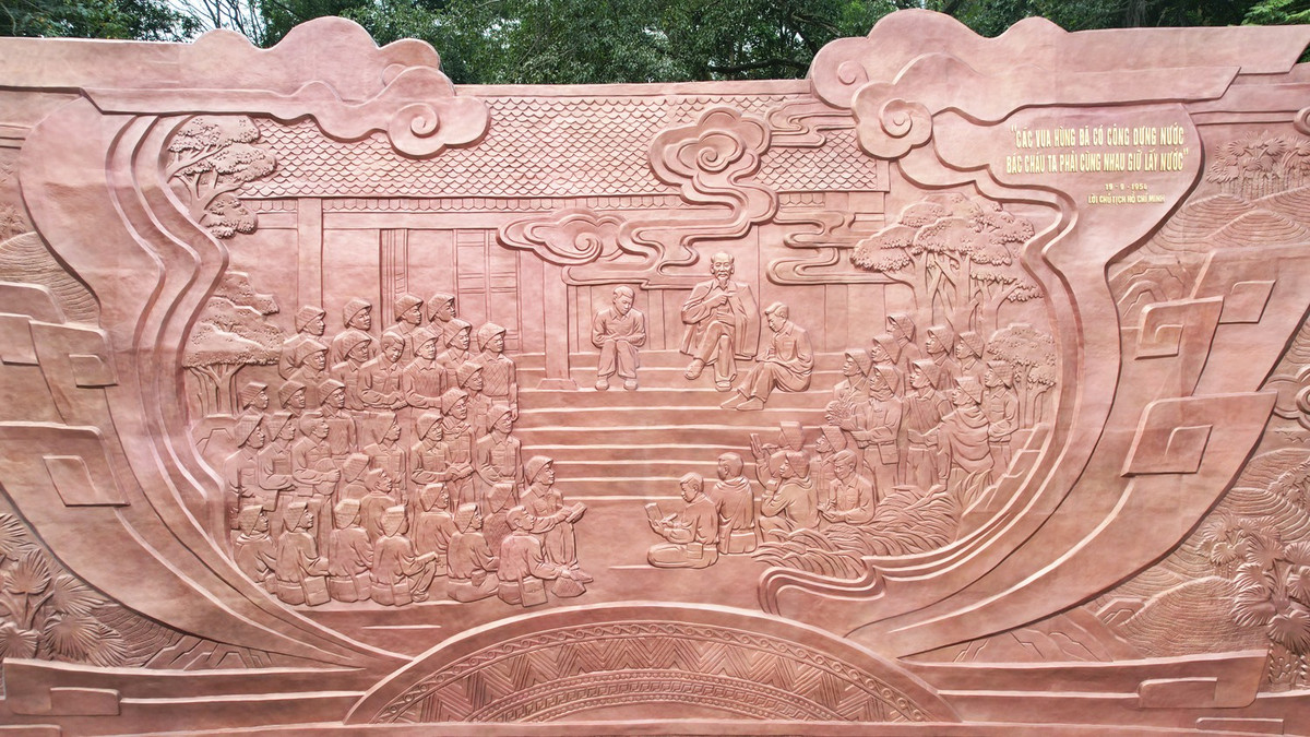 Phù điêu được tạo tác bằng chất liệu đồng dựa trên nền khung bê tông, cốt thép. Công trình cao 10m, rộng 27m, mô tả cuộc nói chuyện của Bác Hồ với Đại đoàn quân Tiên Phong năm 1954 tại Đền Giếng.