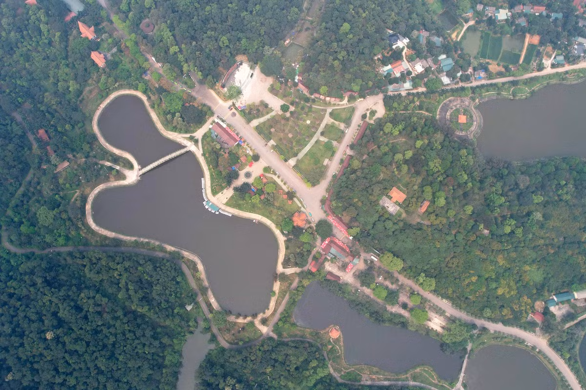 Cảnh non nước hữu tình của khu vực ngã 5 đền Giếng - nơi có công trình bức phù điêu.