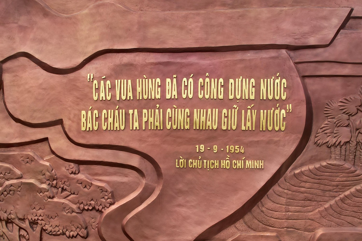 "Các Vua Hùng đã có công dựng nước, Bác cháu ta phải cùng nhau giữ nước" - câu nói bất hủ của Bác Hồ với Đại đoàn quân Tiên Phong ngày 19/9/1954 tại đền Giếng với màu vàng nổi bật trên nền phù điêu bằng đồng đỏ.