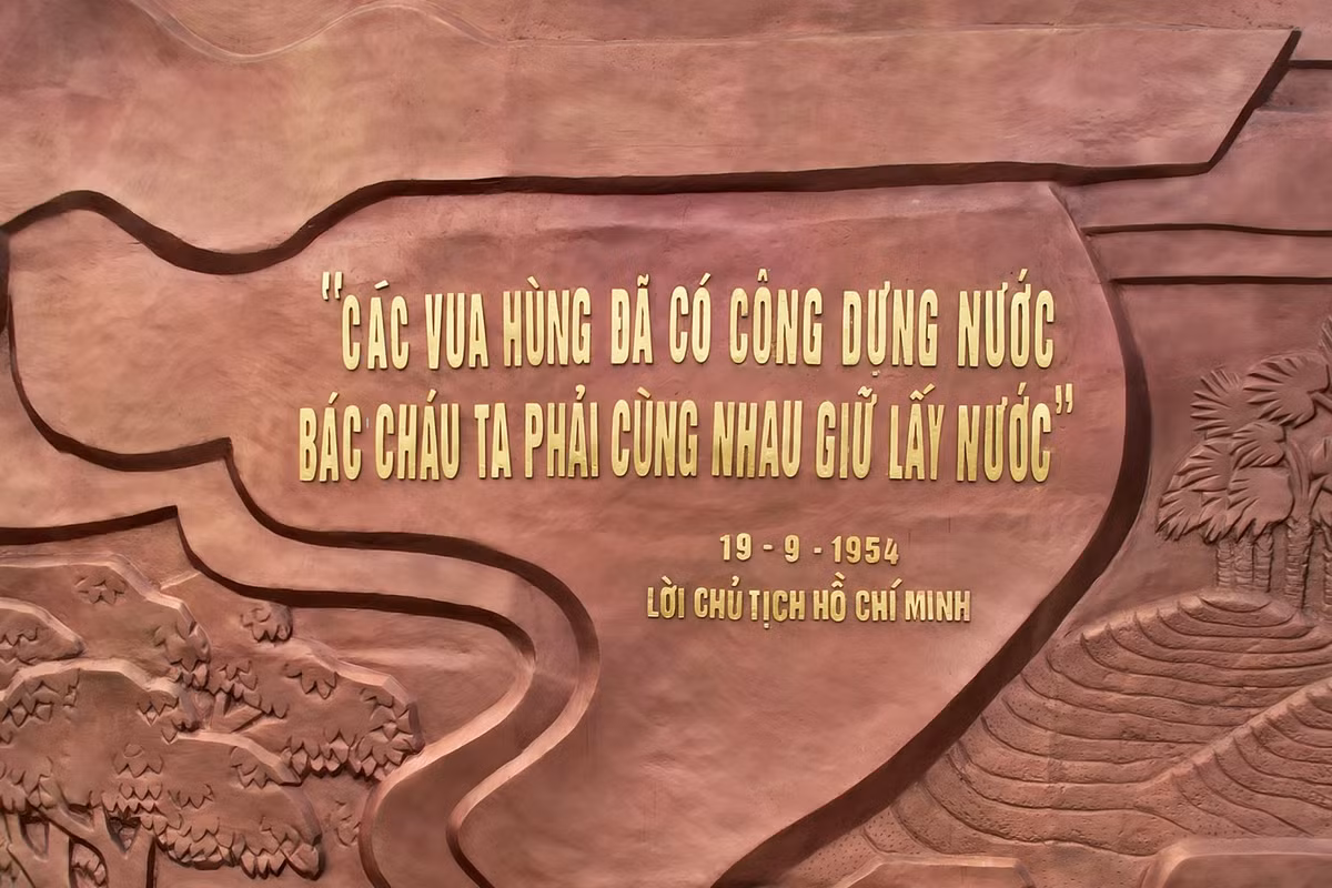 "Các Vua Hùng đã có công dựng nước, Bác cháu ta phải cùng nhau giữ nước" - câu nói bất hủ của Bác Hồ với Đại đoàn quân Tiên Phong ngày 19/9/1954 tại đền Giếng với màu vàng nổi bật trên nền phù điêu bằng đồng đỏ.