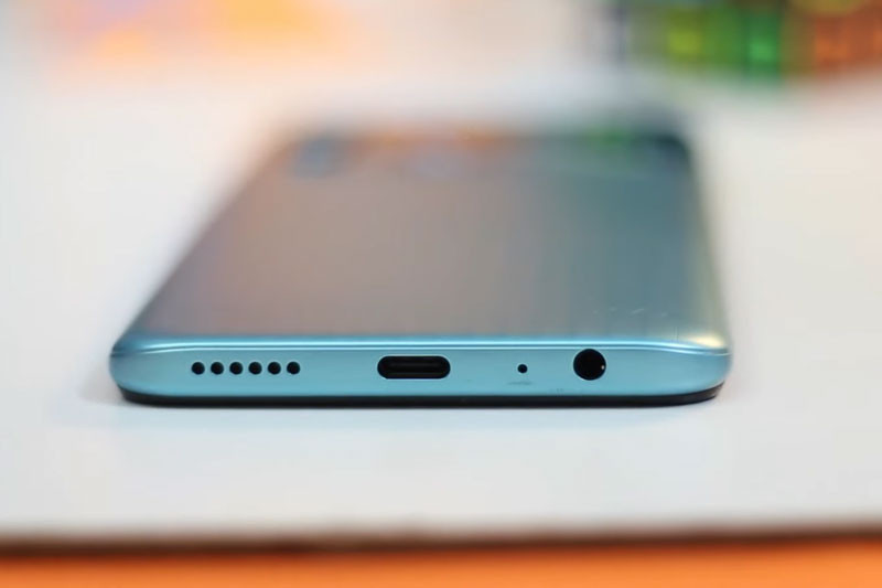 Ống kính chiều sâu 2 MP, f/2.4 và cảm biến AI độ phân giải QVGA. Máy ảnh selfie 8 MP, f/2.0. Spark 8 Pro chỉ có thể quay video Full HD.