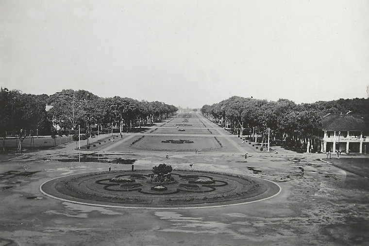 Quảng trường gần ga xe lửa.