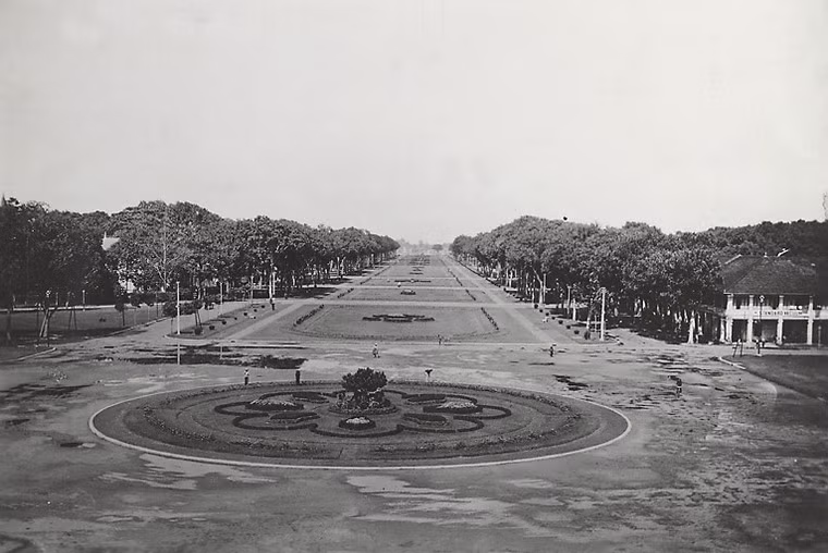 Quảng trường gần ga xe lửa.