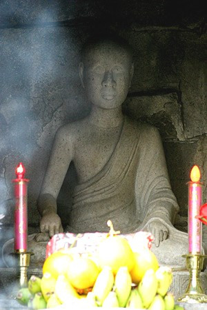 Sau khi nhường ngôi cho con trai là Trần Anh Tông, ông đã xuất gia tu hành và lập nên Thiền phái Trúc Lâm Yên Tử - trường phái Phật giáo đặc sắc của Việt Nam. Là tổ thứ nhất của dòng Thiền này, về sau vua được nhân dân cung kính gọi là Phật Hoàng. Ảnh: Tượng Phật hoàng Trần Nhân Tông bằng đá trong vườn tháp Huệ Quang (Hoa Yên - Yên Tử).