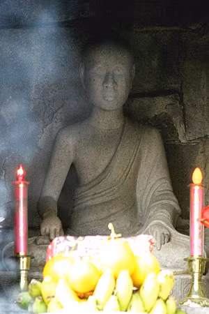 Sau khi nhường ngôi cho con trai là Trần Anh Tông, ông đã xuất gia tu hành và lập nên Thiền phái Trúc Lâm Yên Tử - trường phái Phật giáo đặc sắc của Việt Nam. Là tổ thứ nhất của dòng Thiền này, về sau vua được nhân dân cung kính gọi là Phật Hoàng. Ảnh: Tượng Phật hoàng Trần Nhân Tông bằng đá trong vườn tháp Huệ Quang (Hoa Yên - Yên Tử).