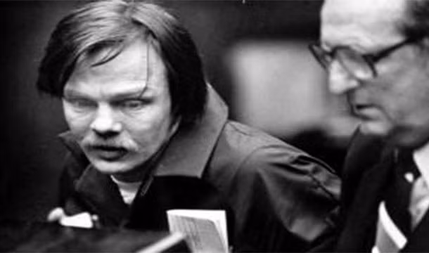3. Lawrence Bittaker và Roy Norris là hai kẻ giết người hàng loạt đến từ Mỹ. Chúng đã cùng nhau sát hại 5 phụ nữ trẻ ở California vào năm 1979. Hai tên đồ tể này thường dụ nạn nhân lên xe tải và chở họ đến khu vực hẻo lánh để hãm hiếp và tra tấn trước khi giết. Năm 1981, Bittaker và Norris đã bị buộc tội giết người, bắt cóc và hiếp dâm. Cả hai vẫn đang ngồi trong nhà đá cho đến bây giờ.