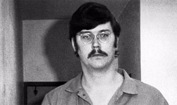 2. Mắc chứng ái tử thi (Necrophilia - hội chứng bị hấp dẫn tình dục bởi xác chết), Edmund Kemper đã thực hiện một loạt các vụ giết người tàn bạo ở California vào những năm 1970 . Hắn đã sát hại ông bà của mình và sau đó giết 6 phụ nữ ở khu vực Santa Cruz. Không dừng lại, hắn tiếp tục giết mẹ đẻ và người bạn của bà trước khi ra đầu thú. Edmund Kemper đã bị tuyên án tử hình, nhưng sau đó giảm xuống còn chung thân không ân xá.