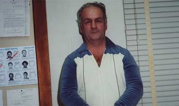 11. Mang biệt danh “sát thủ vùng sông Genesee”, Arthur Shawcross gây những vụ án mạng đầu tiên vào năm 1972, khi tấn công tình dục và giết chết một cậu bé 10 tuổi và một bé gái 8 tuổi. Được thả sau 14 năm ngồi tù, Shawcross đã giết chết 12 gái mại dâm nữ trong độ tuổi từ 22 - 59. Bị kết án 250 năm tù giam, hắn đã chết trong tù vì trụy tim vào năm 2008.