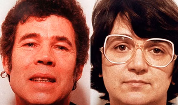10. Từ năm 1967 – 1987, hai vợ chồng Fred West và Rose đã tra tấn, hãm hiếp và giết hại ít nhất 11 phụ nữ và trẻ em gái tại nhà riêng ở ngôi nhà số 25 phố Cromwell, Gloucester, Anh. Cặp đôi này cuối cùng đã bị bắt giữ và bị buộc tội vào năm 1994 sau khi cảnh sát tìm thấy nhiều xương người chôn trong vườn và giấu dưới ván sàn. Fred đã tự tử trước khi bị kết án trong khi Rose bị kết án chung thân.