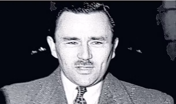 9. Được mệnh danh là "sát thủ tắm acid", John George Haigh là một tên giết người hàng loạt nổi tiếng nước Anh trong những năm 1940. Hắn đã bị kết án vì 6 vụ giết người, dù bản thân tuyên bố đã giết 9 người. Nạn nhân của Haigh là những doanh nhân giàu có. Sau khi dụ họ đến một nhà kho bỏ hoang và hạ sát, Haigh phi tang thi thể nạn nhân trong acid sulfuric và chiếm đoạt tiền của, giấy tờ của họ. Năm 1949, hắn bị kết án tử hình và bị treo cổ tại nhà tù Wandsworth.