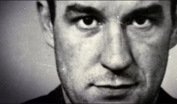 8. Là người Mỹ gốc Scotland, Peter Manuel đã giết chết 9 người ở miền Nam Scotland từ năm 1956 – 1958 và bị tình nghi là đã giết chết 18 người khác. Hắn đã bị treo cổ tại nhà tù Barlinnie Glasgow cho tội ác của mình vào tháng 7/1958.