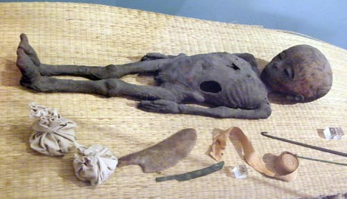 Xác ướp em bé Ai Cập cổ đại được trưng bày trong bảo tàng Antiquity ở Cairo, Ai Cập.