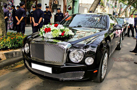 Xe hoa là mẫu sedan siêu sang Bentley Mulsanne.