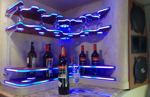 Dàn âm thanh “khủng” với việc xuất hiện của 80 chiếc loa lớn nhỏ có thể biến “chuyên cơ mặt đất” thành một sàn nhảy di động khi quầy bar mini sẵn sàng phục vụ hành khách bất cứ lúc nào. Ngoài ra dàn đèn trần và cụm Led trang trí trong các khoang riêng cũng khiến xế sang của người Điện Biên trở nên đẳng cấp chẳng kém cạnh một chiếc sedan cao cấp nào.