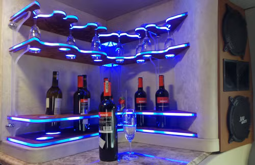 Dàn âm thanh “khủng” với việc xuất hiện của 80 chiếc loa lớn nhỏ có thể biến “chuyên cơ mặt đất” thành một sàn nhảy di động khi quầy bar mini sẵn sàng phục vụ hành khách bất cứ lúc nào. Ngoài ra dàn đèn trần và cụm Led trang trí trong các khoang riêng cũng khiến xế sang của người Điện Biên trở nên đẳng cấp chẳng kém cạnh một chiếc sedan cao cấp nào.