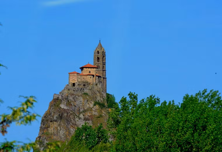 Nhà nguyện Thánh Michael của Needle được xây dựng từ năm 962 và mỏ rộng tròn nhiều năm sau đó trên đỉnh của một phiến đá núi lửa cao 85m ở Aiguilhe, Pháp. Ngày nay, công trình kiến trúc này trở thành một danh thắng nối tiếng của Pháp. Để lên được nhà nguyện, du khách sẽ phải leo bộ qua 268 bậc thang.