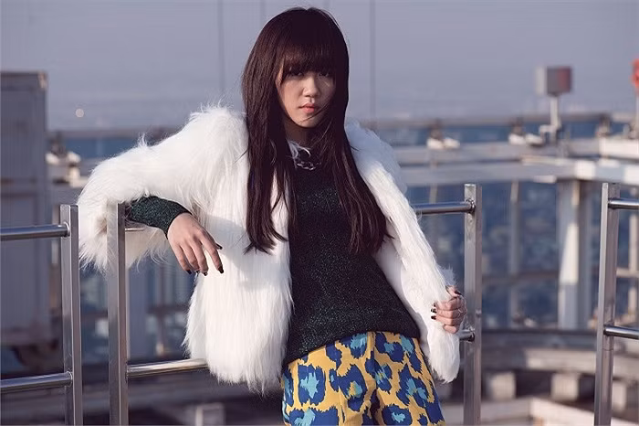 Như môt cô nàng Hàn Quốc trong ngày mùa đông, Văn Mai Hương cá tính nhưng vẫn đủ sang trong.