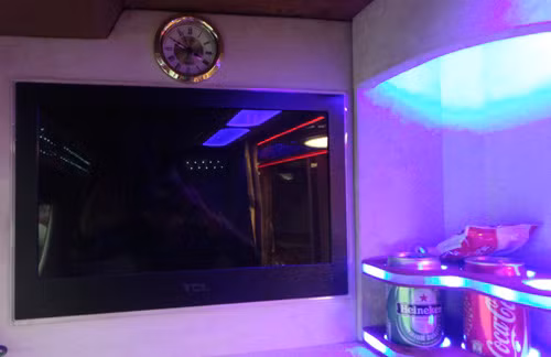 Mỗi khoang Vip đều có màn hình Led riêng, đồng hồ, đồ ăn nhẹ...