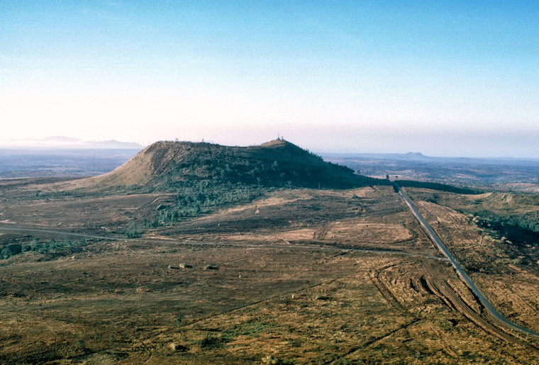 Vẻ kỳ vĩ của núi Hàm Rồng, Tây Nam thị xã Pleiku, Tây Nguyên khoảng năm 1970-1971.
