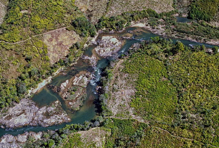 Con suối chảy qua núi đá gần Đăk Tô (Kon Tum).