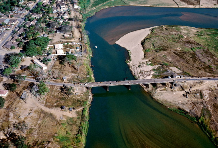 Cây Đắk Bla bắc qua sông Đắk Bla, dẫn vào thị xã Kon Tum.