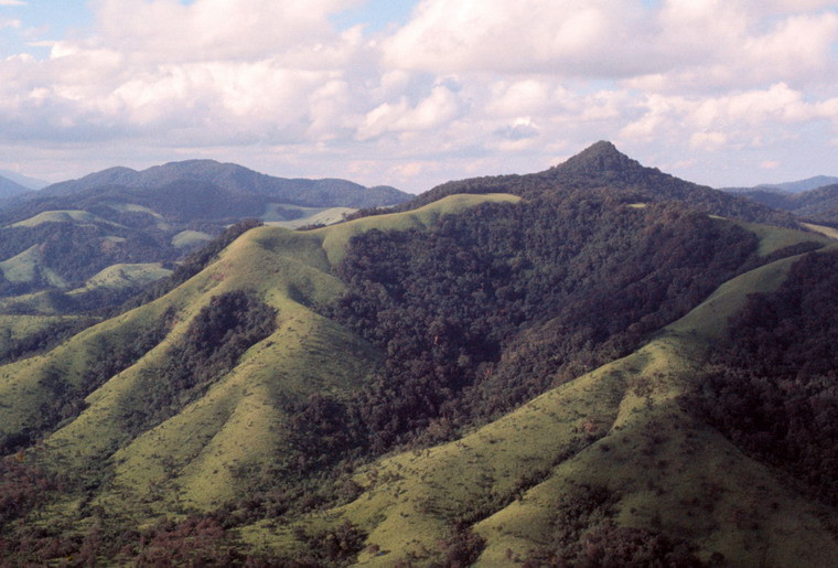Cảnh núi non trập trùng nhìn từ đèo Mang Yang.