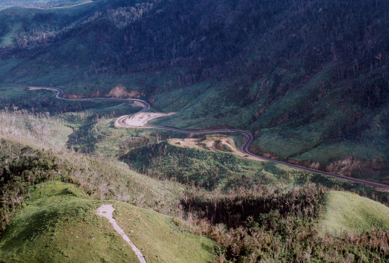 Cung đường đèo Mang Yang (Gia Lai) uốn lượn qua những triền núi xanh.