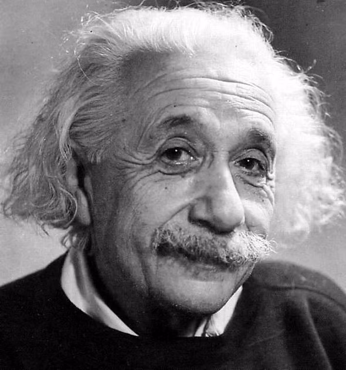 Trong quá trình khám nghiệm tử thi nhà khoa học thiên tài Albert Einstein, nhà nghiên cứu bệnh học Thomas Stoltz Harvey thuộc bệnh viện Princeton đã mổ lấy não của Einstein để bảo quản mà không được sự cho phép của gia đình ông, với hy vọng rằng khoa học thần kinh trong tương lai có thể khám phá ra điều làm Einstein trở nên thông minh.
