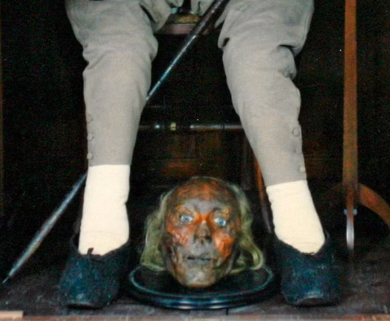 Theo ý nguyện của mình, sau khi qua đời, bộ xương của triết gia nổi tiếng người Anh Jeremy Bentham đã được bọc rơm và mặc quần áo bên ngoài, riêng phần đầu của ông được cắt rời và ướp khô. Di thể của Jeremy Bentham đã được trưng bày trong tủ kính đặt tại Đại học London từ năm 1850. Do thủ cấp của ông thường bị sinh viên chế giễu, nó đã được cất giấu vào nơi an toàn và chỉ đưa ra trong những dịp đặc biệt.