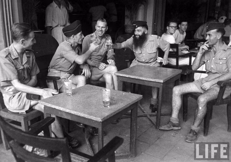 Lính Pháp tán gẫu trong một quán cà phê vỉa hè.