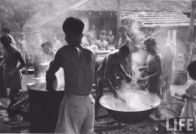 Cảnh bếp núc trong một trại lính người Việt của chính quyền thuộc địa.