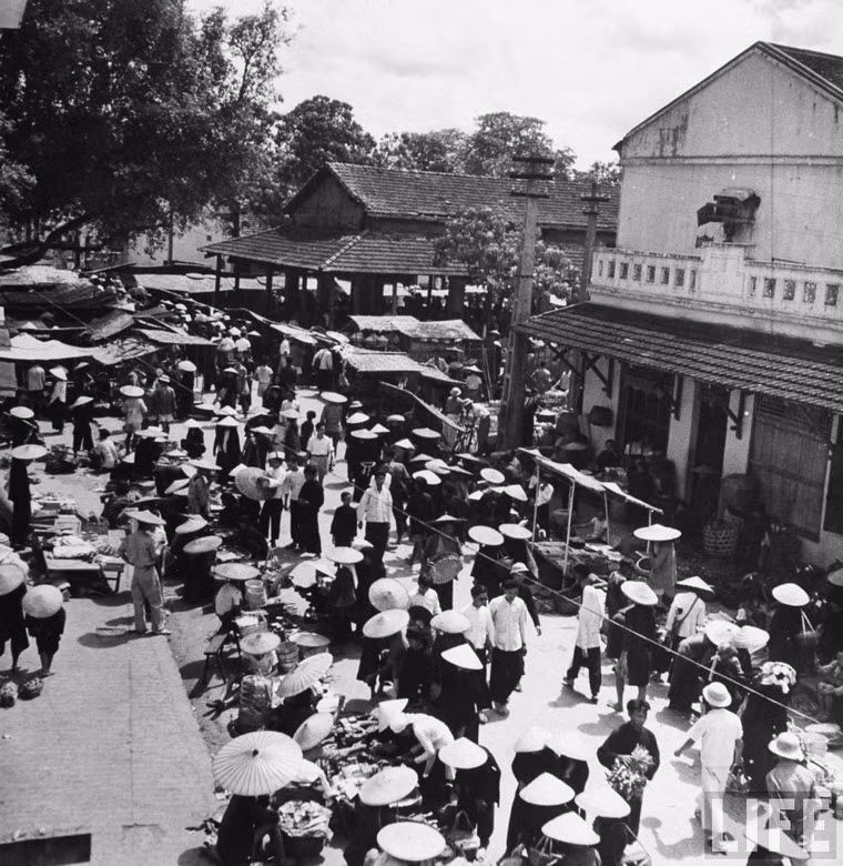 Cảnh họp chợ tại một vùng quê.