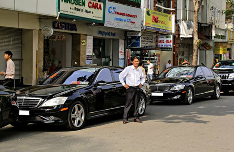 Trong đoàn rước dâu còn có nhiều mẫu xe sang khác như Mercedes-Benz S550 AMG.