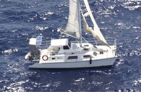 Ngày 15/4/2007, ba người đã bắt đầu một cuộc hành trình dọc theo bờ biển Australia, và ba ngày sau đó con tàu của họ được tìm thấy khi đang trôi dạt với những món ăn đã được dọn sẵn ra bàn, máy tính xách tay vẫn bật, hệ thống bảo vệ vẫn hoạt động và áo phao treo ngay ngắn trên móc. Chỉ có điều không bao giờ người ta còn nhìn thấy những người trên tàu. Giả thuyết được đưa ra là một người đã bị rơi xuống biển và 2 người kia đã thiệt mạng khi cố gắng cứu anh ta.