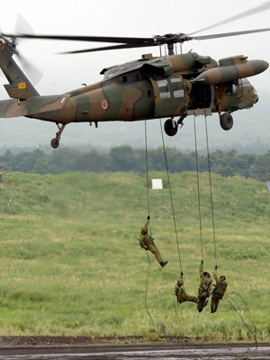 Lực lượng Phòng vệ Nhật Bản diễn tập đổ bộ đường không.