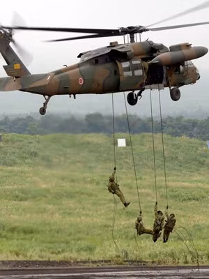 Lực lượng Phòng vệ Nhật Bản diễn tập đổ bộ đường không.