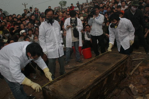 Đo đạc cẩn thận trước khi mở quan tài.