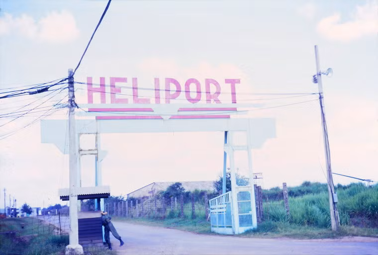 Cổng vào sân bay trực thăng trên đường Cộng Hòa.