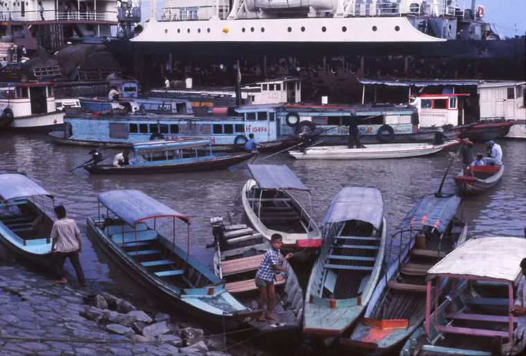 Thuyền bè nhộn nhịp trên sông Sài Gòn.