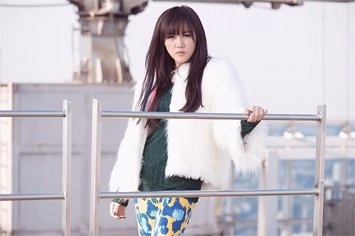 Gương mặt được kéo dài khác lạ khiến nhiều người không nhận ra nữ ca sỹ 'Nếu như anh đến'.