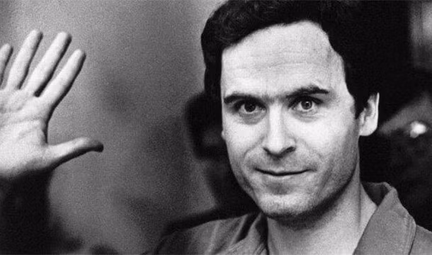 16. Là một trong những tên tội phạm nổi tiếng nhất của thế kỷ 20, Ted Bundy - tên giết người hàng loạt người Mỹ đã bắt cóc và cưỡng bức hàng chục phụ nữ và trẻ em gái trong thập niên 1970. Hắn đã chặt đầu ít nhất 12 nạn nhân và giữ chúng trong nhà như vật kỷ niệm. Hắn đã 2 lần trốn thoát sau khi bị cảnh sát bắt trước khi kết thúc cuộc đời trên ghế điện vào năm 1989.