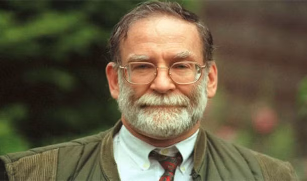 24 . Harold Shipman Fredrick là một bác sĩ người Anh và là một trong những kẻ giết người hàng loạt đáng sợ nhất trong lịch sử thế giới. Bằng uy tín có được của một bác sĩ, hắn đã giết 250 người cao tuổi bằng thuốc độc và lập di chúc giả để nhận tiền thừa kế của nạn nhân. Bị tuyên 15 án tù chung thân không ân xá, hắn đã tự tử trong phòng giam của mình năm 2004.