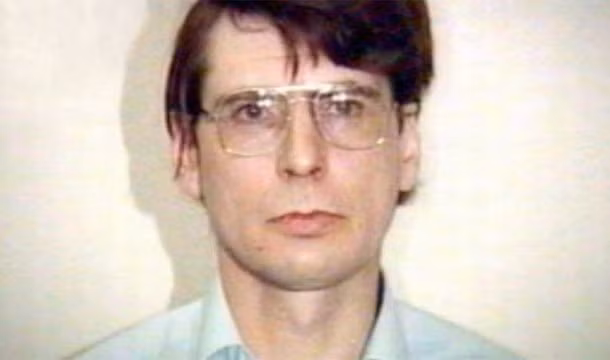15. Tương tự Jeffrey Dahmer, tên Dennis Nilsen của nước Anh là một kẻ giết người đồng tính luyến ái. Hắn đã giết 15 người đàn ông đồng tính trong nhà riêng tại London từ năm 1978 - 1983. Sau mỗi vụ giết người, hắn thường cắt xác nạn nhân ra nhiều phần và phi tang bằng cách đốt hoặc xả trong bồn cầu. Hắn bị bắt và tuyên án chung thân vào năm 1983.